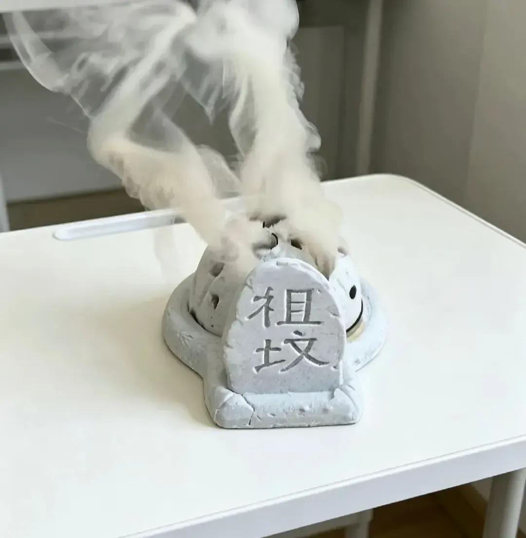 儿子说他同桌买了个摆件放桌上，然后被他爸揍了。