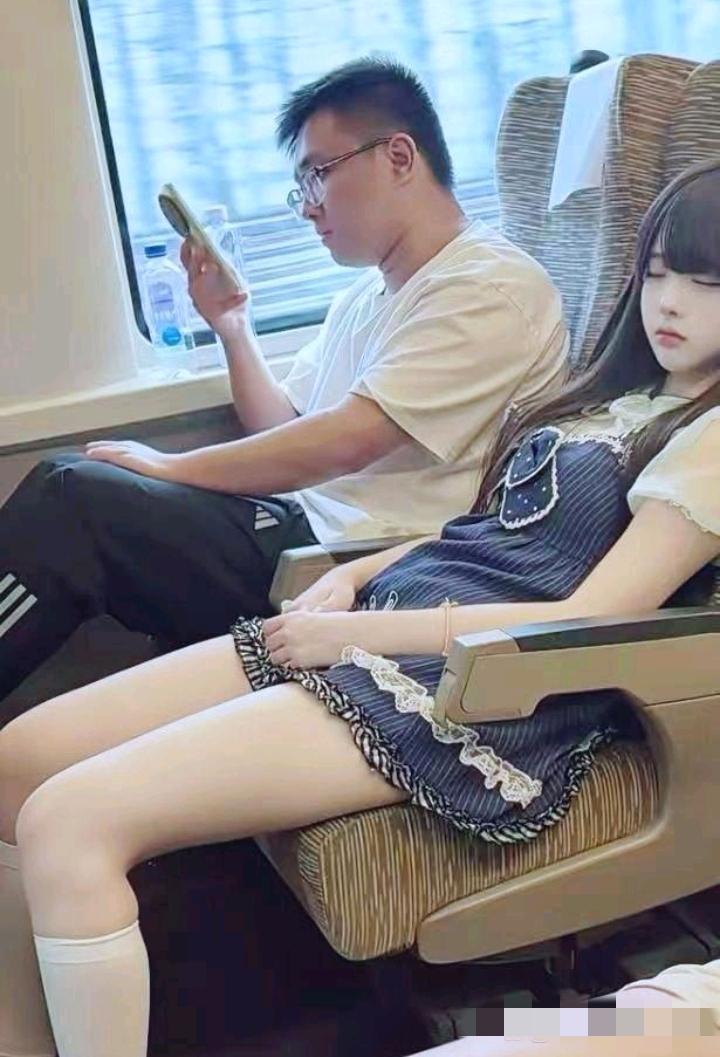 见过临危不惧的，也见过见色起意的，就是没见过坐怀不乱的呀！大哥，你给我们做了一个