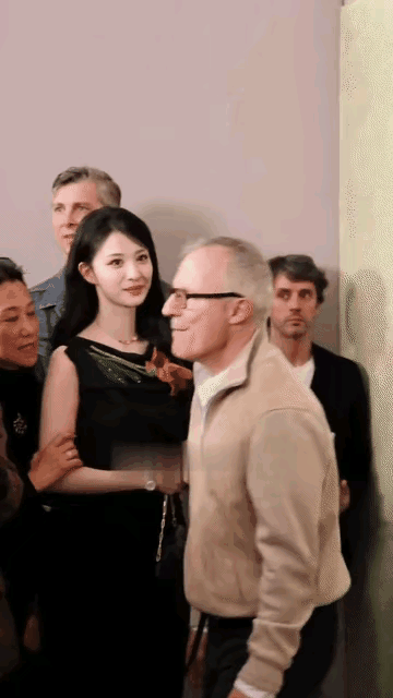 这个迪奥高管是不是被王楚然美晕了，有点失态了吧，可能是为了表达对王楚然的重视和喜