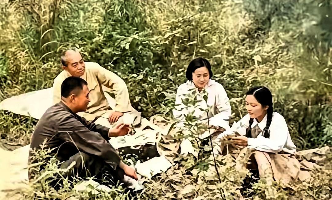 1950年代，北京十三陵郊外，彭德怀元帅与夫人浦安修，还有亲友一同在野外郊游。