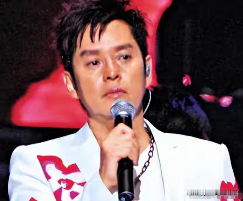 76岁谭咏麟最近把红馆唱得热火朝天，一连开十场巡演，首场一口气全开麦唱完41首金曲，从入夜熬到深夜，