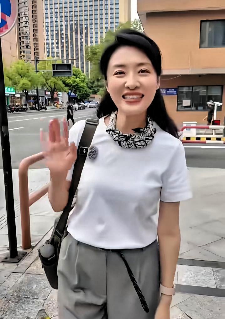 周涛来到杭州，刚下飞机第一件事，就惦记上当地的片儿川。一身简约休闲穿搭，简简单单