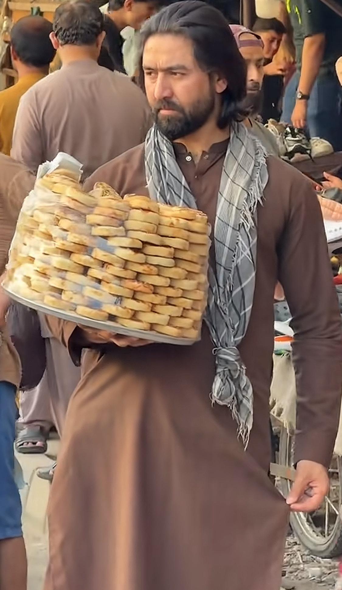 一托盘刚烤好香喷喷的小饼，守了很久没人光顾，生活的无奈藏在一声叹气里。这面相和普