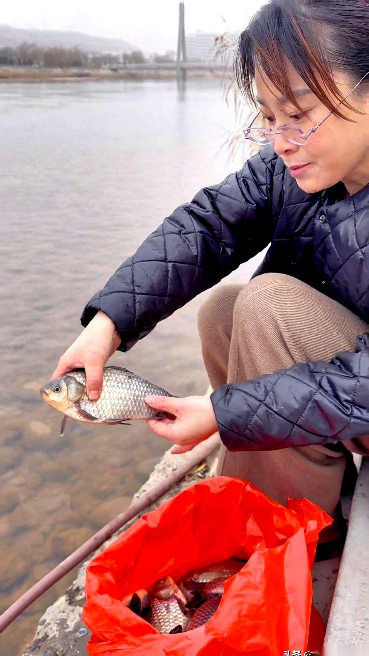 我儿子，又一次把自己“焊”在了车里。我说，走，带你看小鱼回家。他没理我，整个人