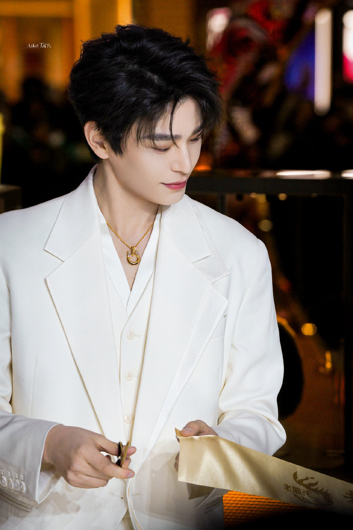 丁禹兮纯白西装套装look丁禹兮老凤祥活动生图状态丁禹兮纯白西装套装look，