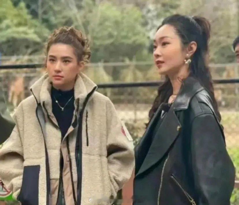 明星和富家女的区别，一个永远带着笑容，一个想笑就笑，想板着脸就板着