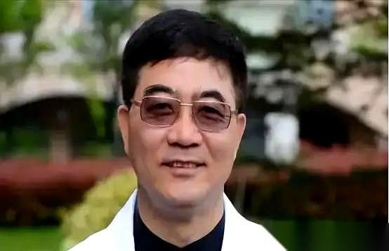 在纪录片《人间世》留下的真实影像里，记录过这样一个极其反常的画面：一位主刀医生正