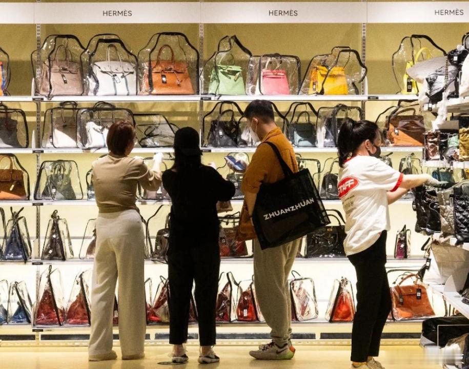 “奢侈品特卖会”到底在玩什么？一个接地气的经济学解读。 最近“奢侈品特卖会”这词