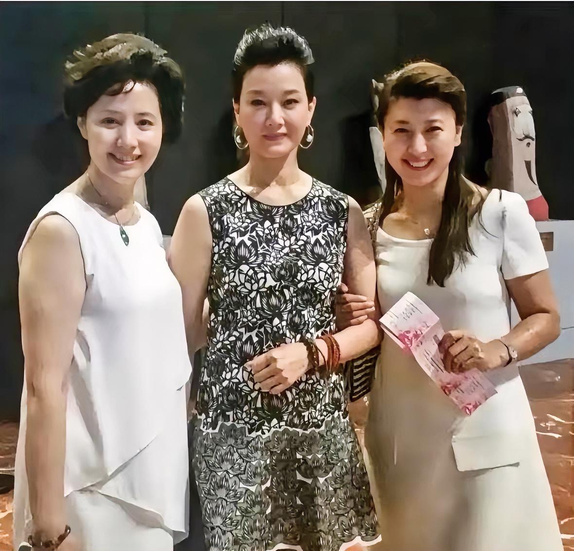 不是我吹，如果认识她们三位大明星，说明你已经老了，最少也是老爷爷、老奶奶了。