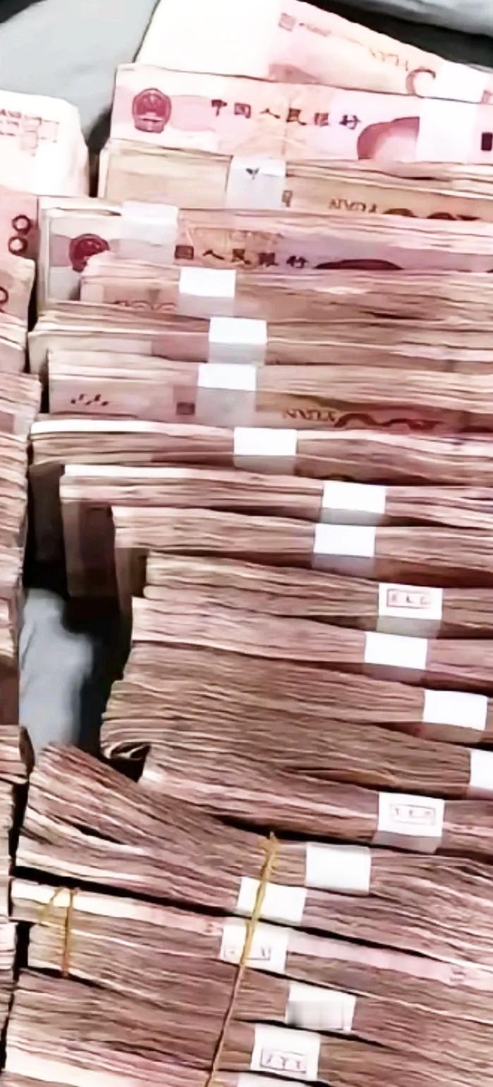 昨天我和老伴因为钱大吵了一架。我们结婚三十多年，省吃俭用，好不容易攒下了五