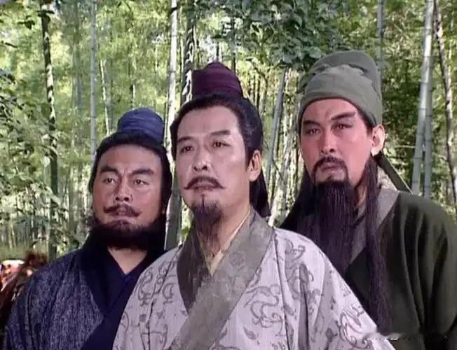 刘备收赵云后，关羽自愧不如？百步射镜比试，张飞输得直拍大腿！家人们，东汉末