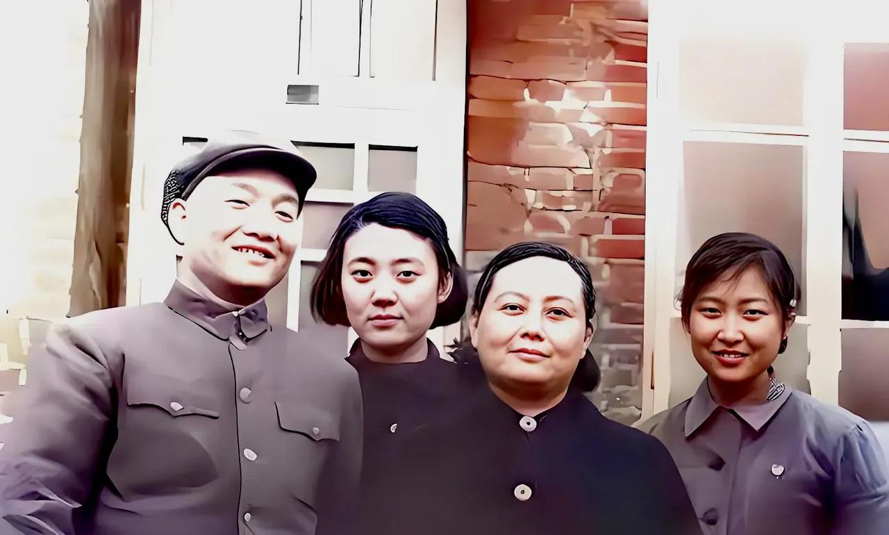 李敏与公婆还有小姑孔淑静的合影，别看她是毛主席的女儿，看着很朴素。1959年