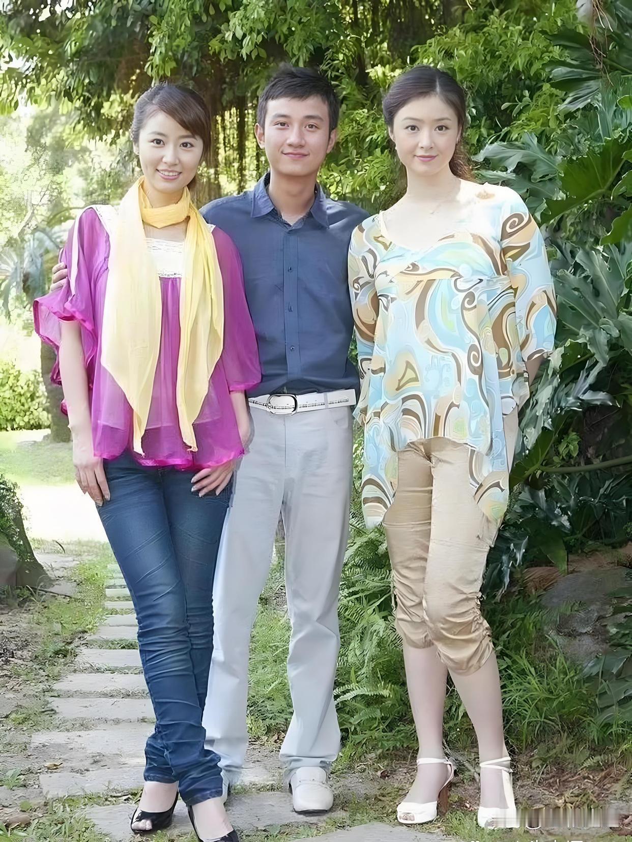 十五年前的合照里，34岁林心如与27岁蒋欣同框，二人不约而同选择紧身裤搭配鱼嘴高