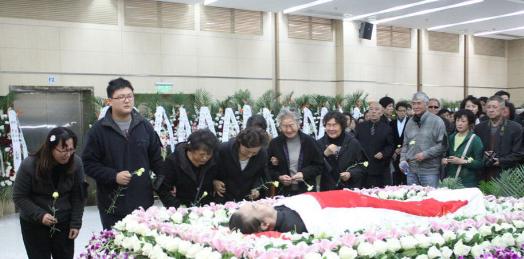 2013年，《情深深雨濛濛》中的“秦五爷”，因心脏病突发不幸离世。在追悼会上，他