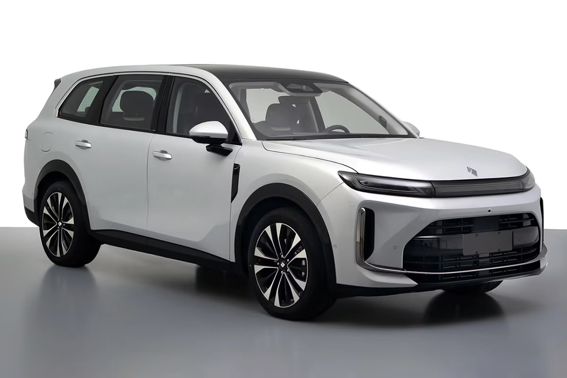 华境S不属于“界”字辈儿的，但是更猛。华境S这台车从名字就能看出来，这不属于“界