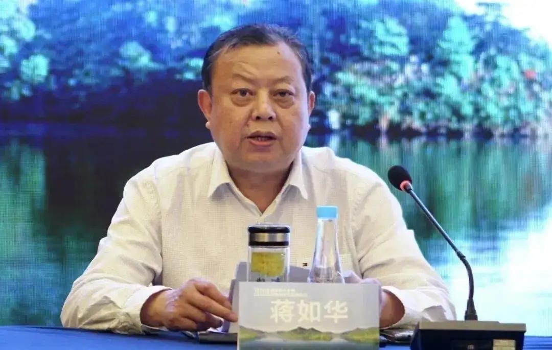 退休四年，舰长投案，纪委通报没提钱。2026年3月20日，浙江纪委发了个通报，