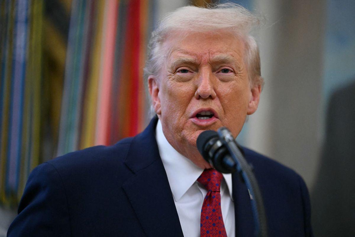 不装了！悍然扣押中国油轮后，特朗普放话：油和船都归美国了！据英国BBC报道，