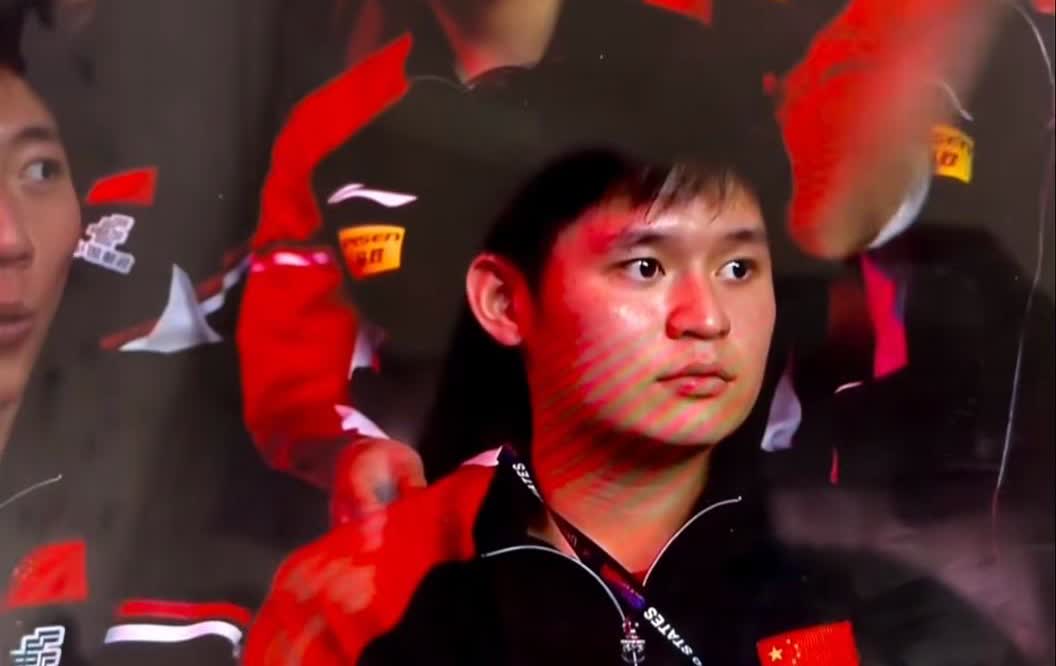 小石头坐在看台上。眼神直勾勾盯着场内。心里头那叫一个感慨。自己拼了老