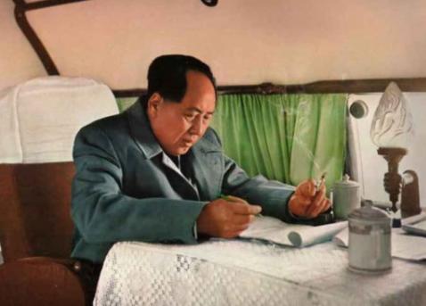 1976年9月8日，毛主席病危，他吃力地握笔写下“三”，又敲了3下床头，陪护人员
