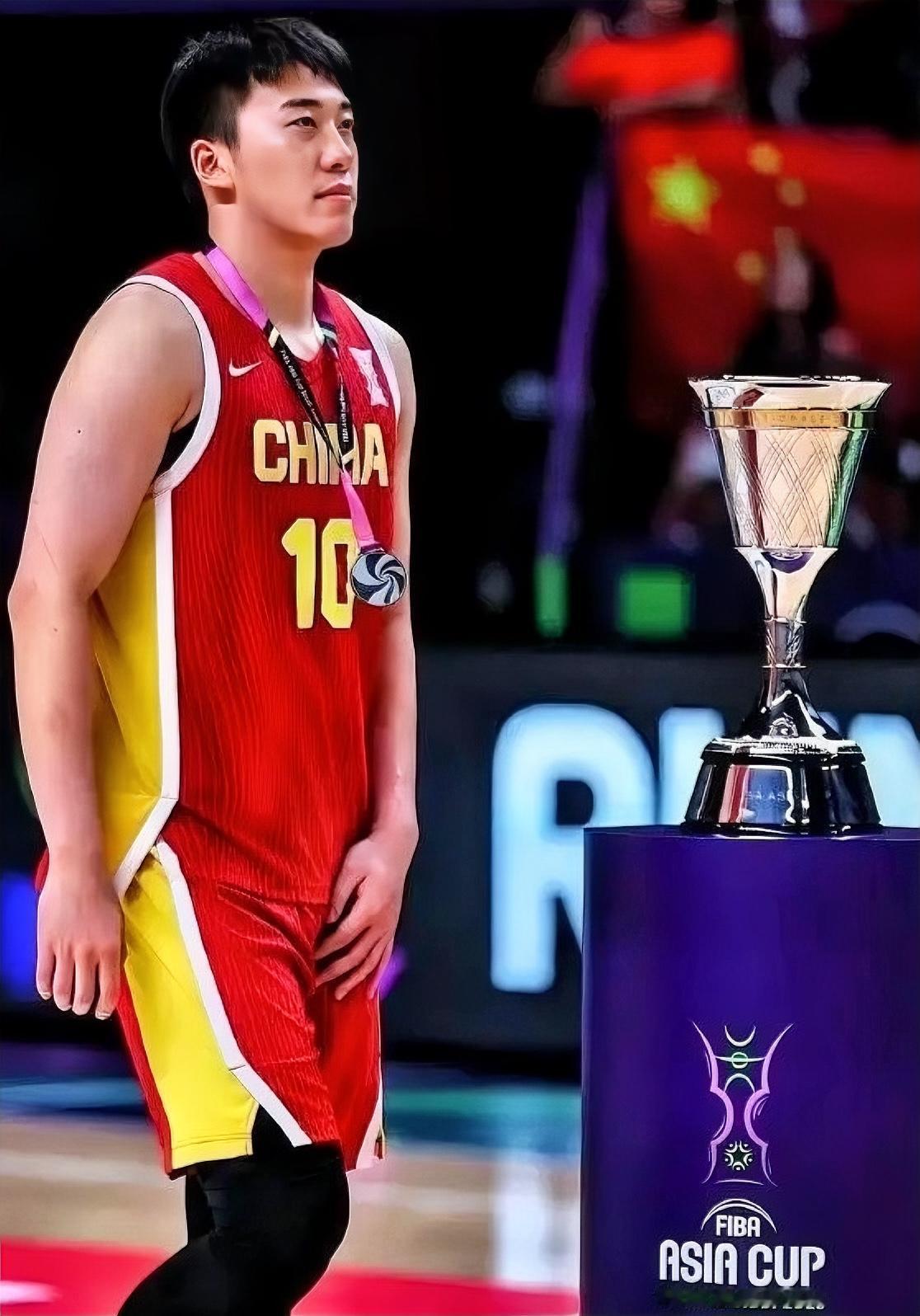 现在回看3个月前的中国男篮，在亚洲杯获得亚军真是机缘巧合！首先张镇麟和曾凡博