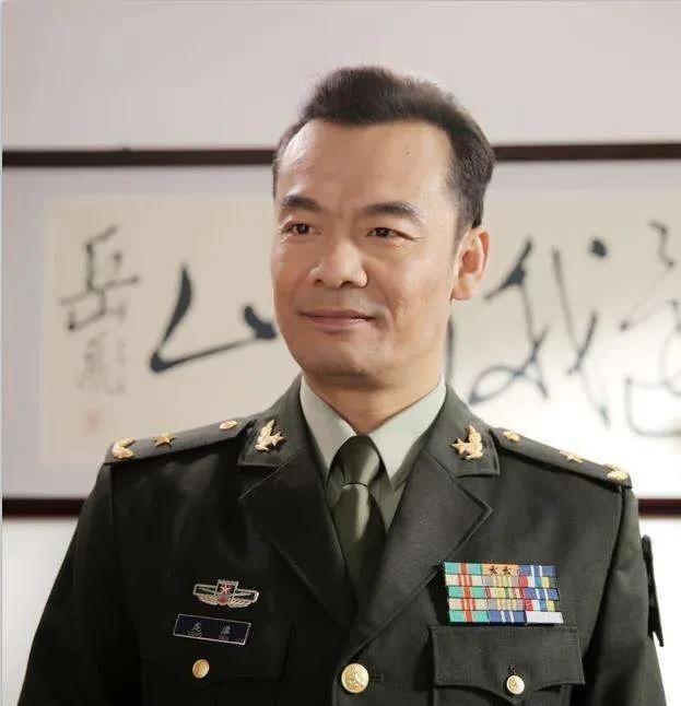 集团军哪些人可入将军行列，授“少将”军衔？在人民解放军的军衔体系中，少将可是