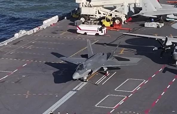 首见福建舰上的歼-35新涂装，上半身深灰色，下半身浅灰色。与原涂装比，深的更深，