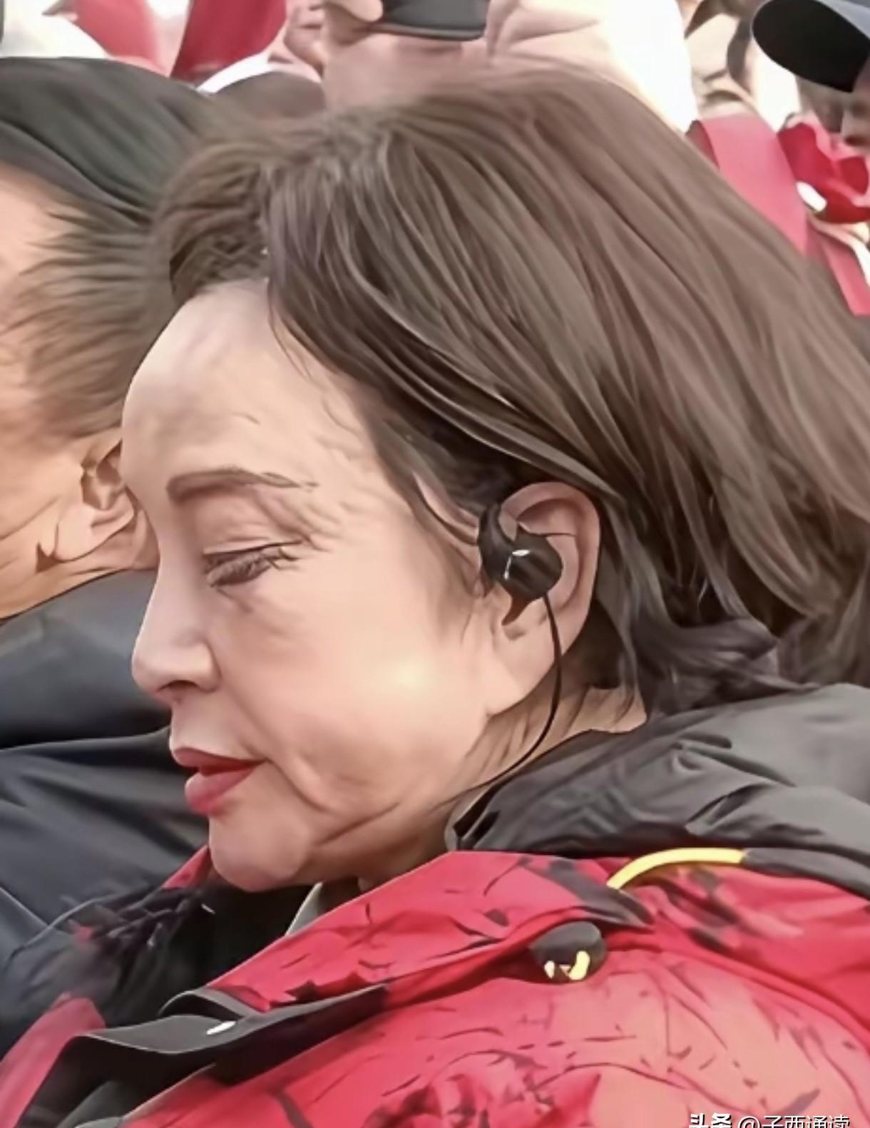 75岁刘晓庆猛吻小30岁男演员！男方眼一闭嘴僵成石头镜头怼脸拍特写，男演员腮