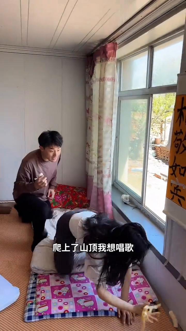 太阳出来我爬山坡，给你吃香蕉，他让我杀鸡，我想唱歌，歌声你唱给你二大爷听，对不起