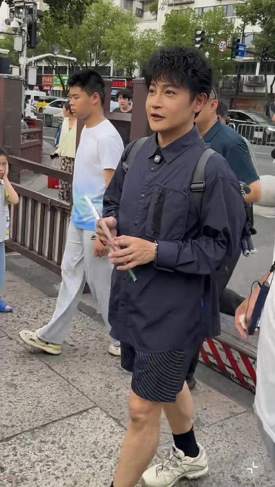 7月31日，陈志朋现身浙江绍兴参观鲁迅故里，路人镜头下的他，矮矮地胖胖地，没有奇