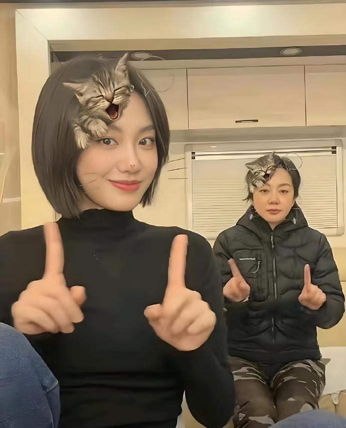 闫妮跟她姑娘，她姑娘老好看了。