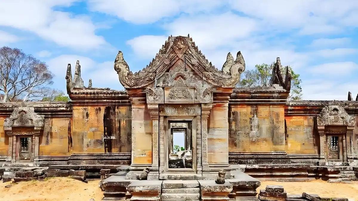 好家伙，这事儿听着挺玄乎，但掰开了看，其实特简单。泰柬这俩邻居，又干起来了。