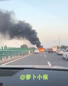 假期出行，安全第一，谨防一年半箱油的司机出没。10月1日，黄金周第一天就出事儿
