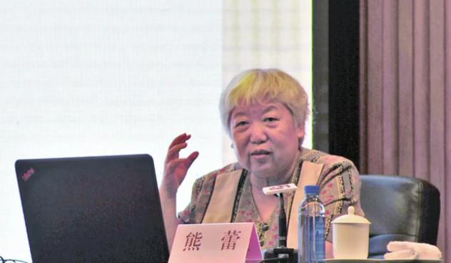 1961年，周总理在钓鱼台偶遇一个5岁的女娃娃，就问她：“你爸爸是谁？”娃娃奶声