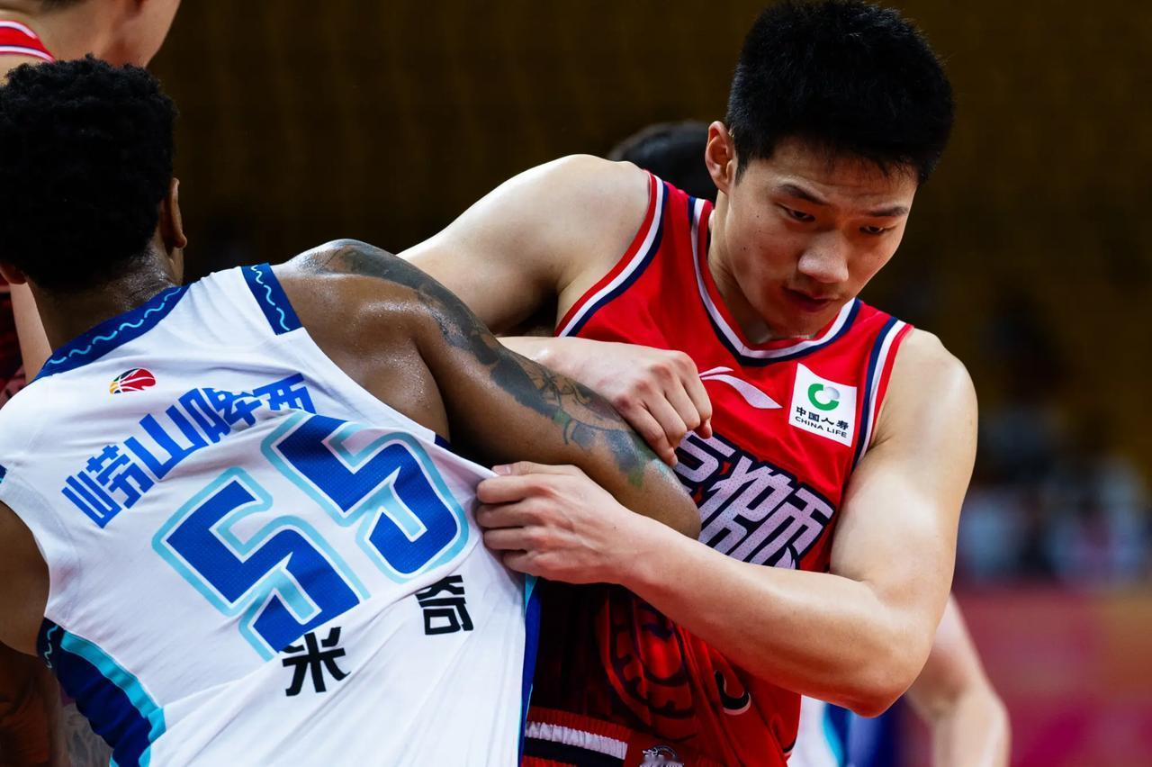 山西老将再度爆发，帮助球队以90:86的战绩加时险胜青岛队，这不仅帮助球队成功斩