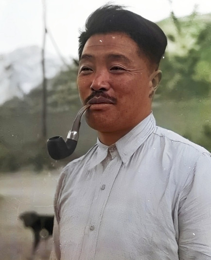 1920年春，15岁的贺文掌被土匪五花大绑，丢进了蒸笼中。随即整个山谷中都回荡着