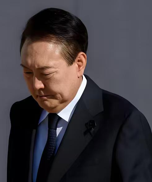 李在明对尹锡悦是真的狠，即便是生日当天，也要拉他去军事法庭！12月18日，尹锡悦