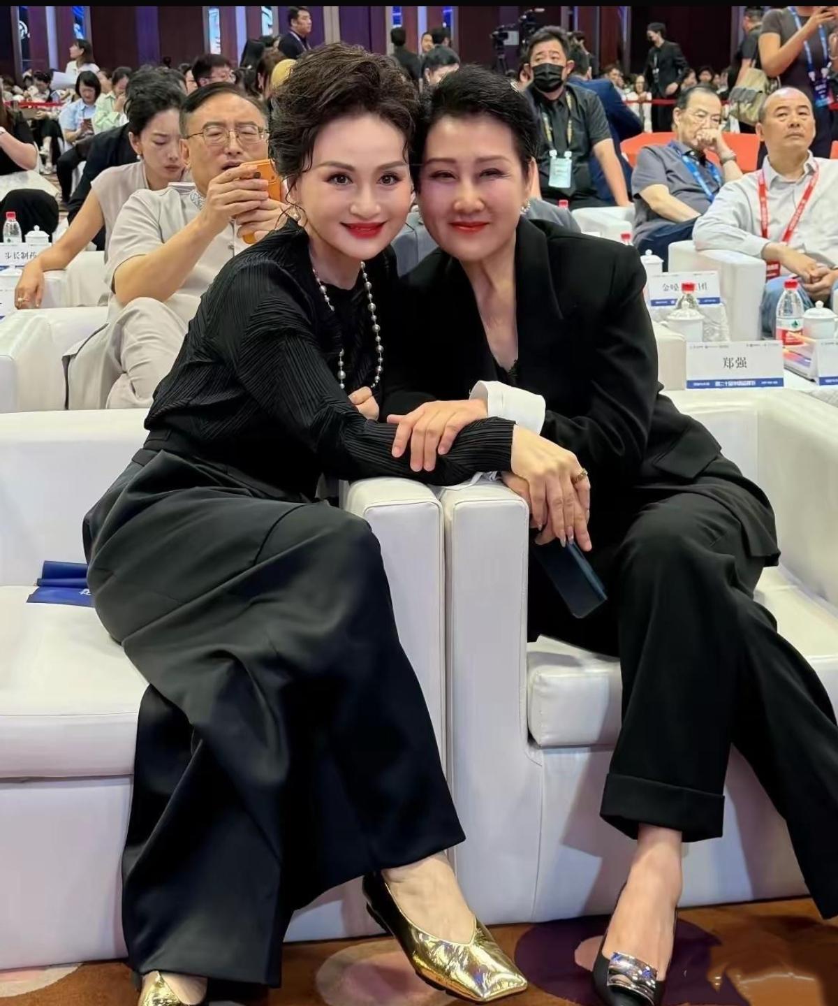 看完张凯丽这张合照，终于懂什么叫心不老，人不老真的被张凯丽和闺蜜的合照治愈