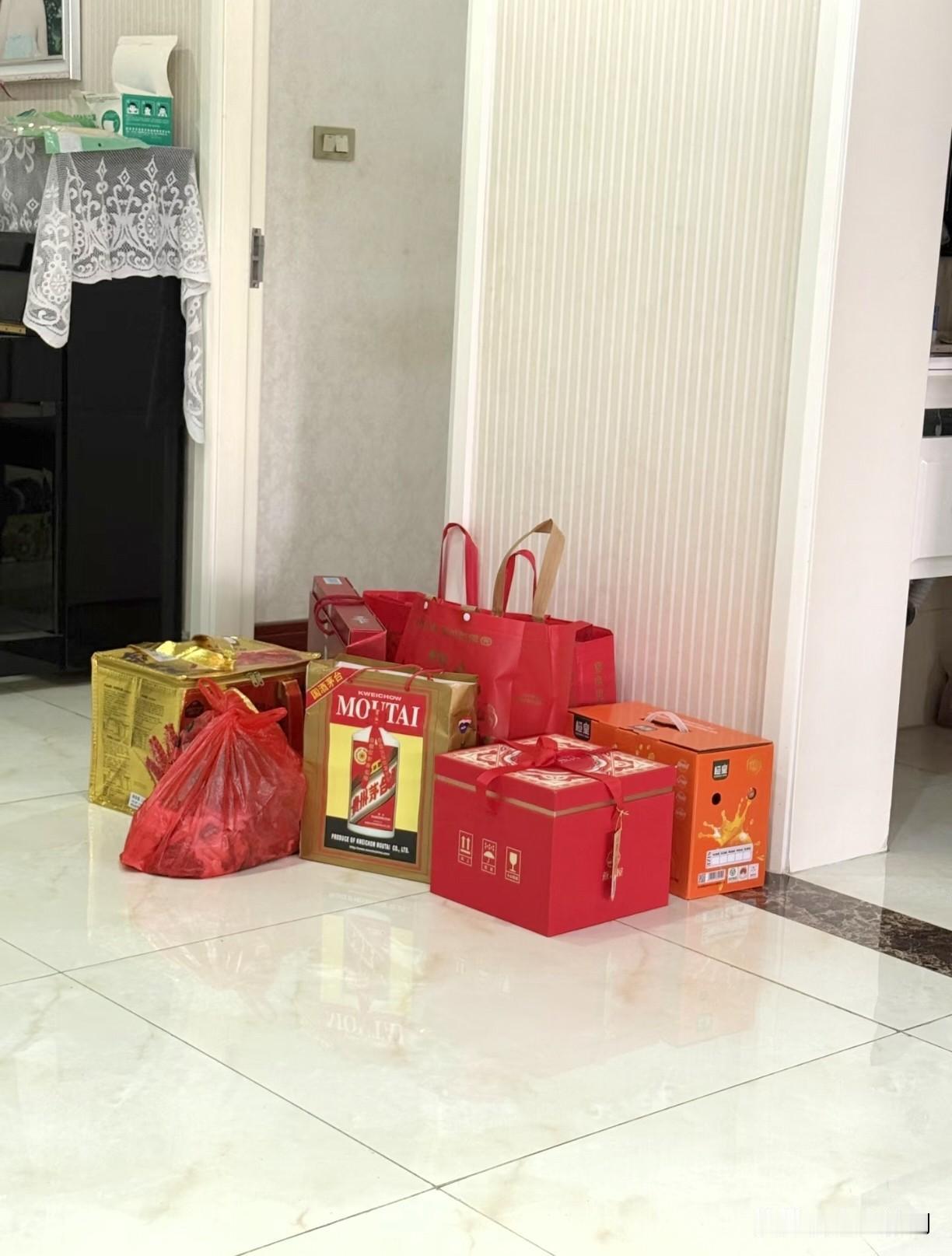 大连襟家女儿的男朋友上门了，整整备了十样礼物，图个十全十美的好寓意。礼物都