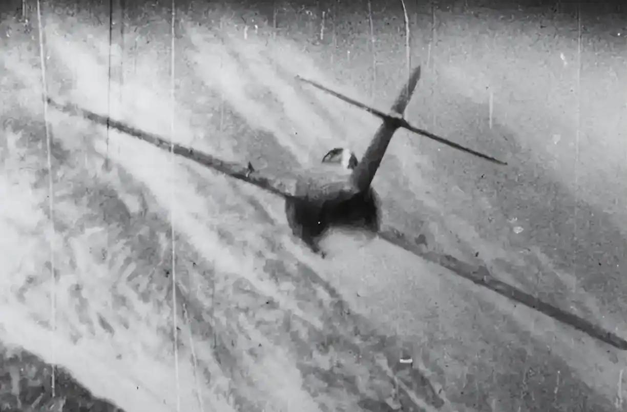 志愿军飞行员返航时无意间瞥一眼下方，脊背发凉：竟有几十架敌机这个飞行员，就