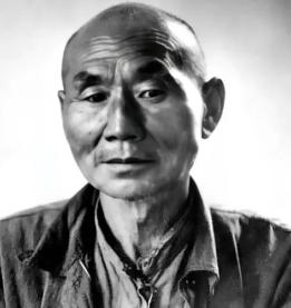 1937年，七八名被剥光上衣的青年跪成一排，2个日兵用刺刀疯狂戳杀，突然，17岁