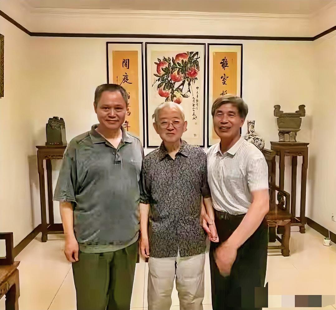 1955年，他被授上尉军衔，先后5次晋升成为上将，如今93岁，身体硬朗。这位老将