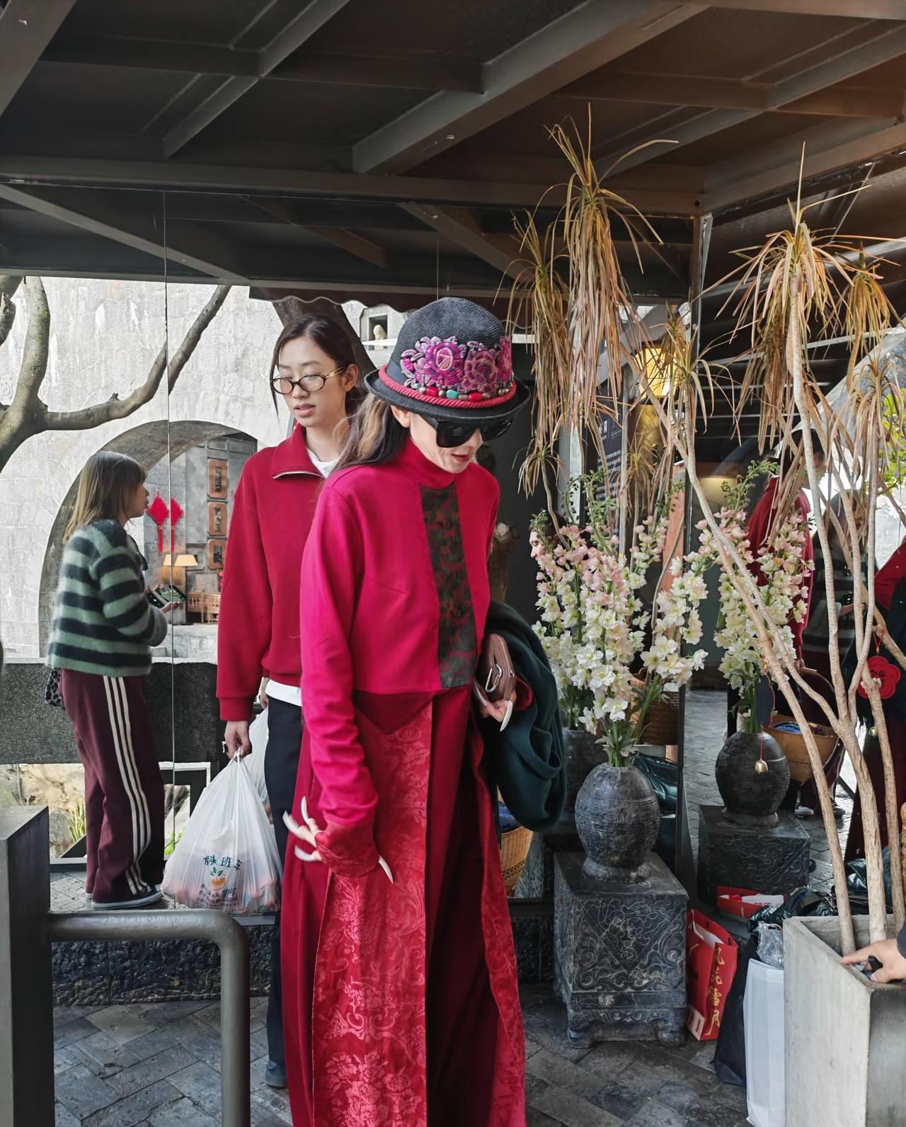 杨丽萍现身大理太阳宫，路人镜头下颈纹身，满脸褶子好老了!2月23日，杨丽萍出