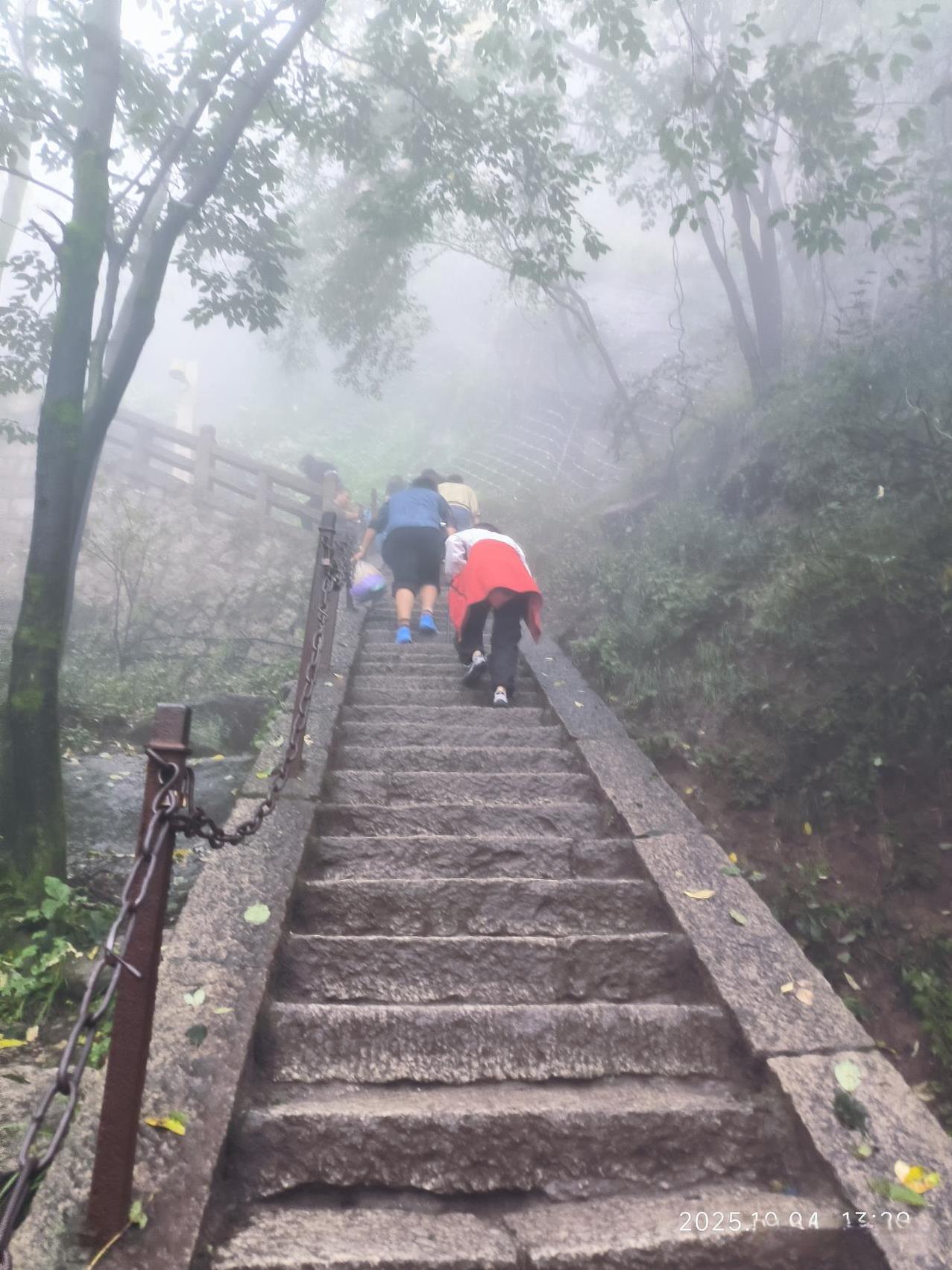 雨中登华山，两个好处两个不足一个要注意。第一个好处是因为下雨人不多，至少国庆节期