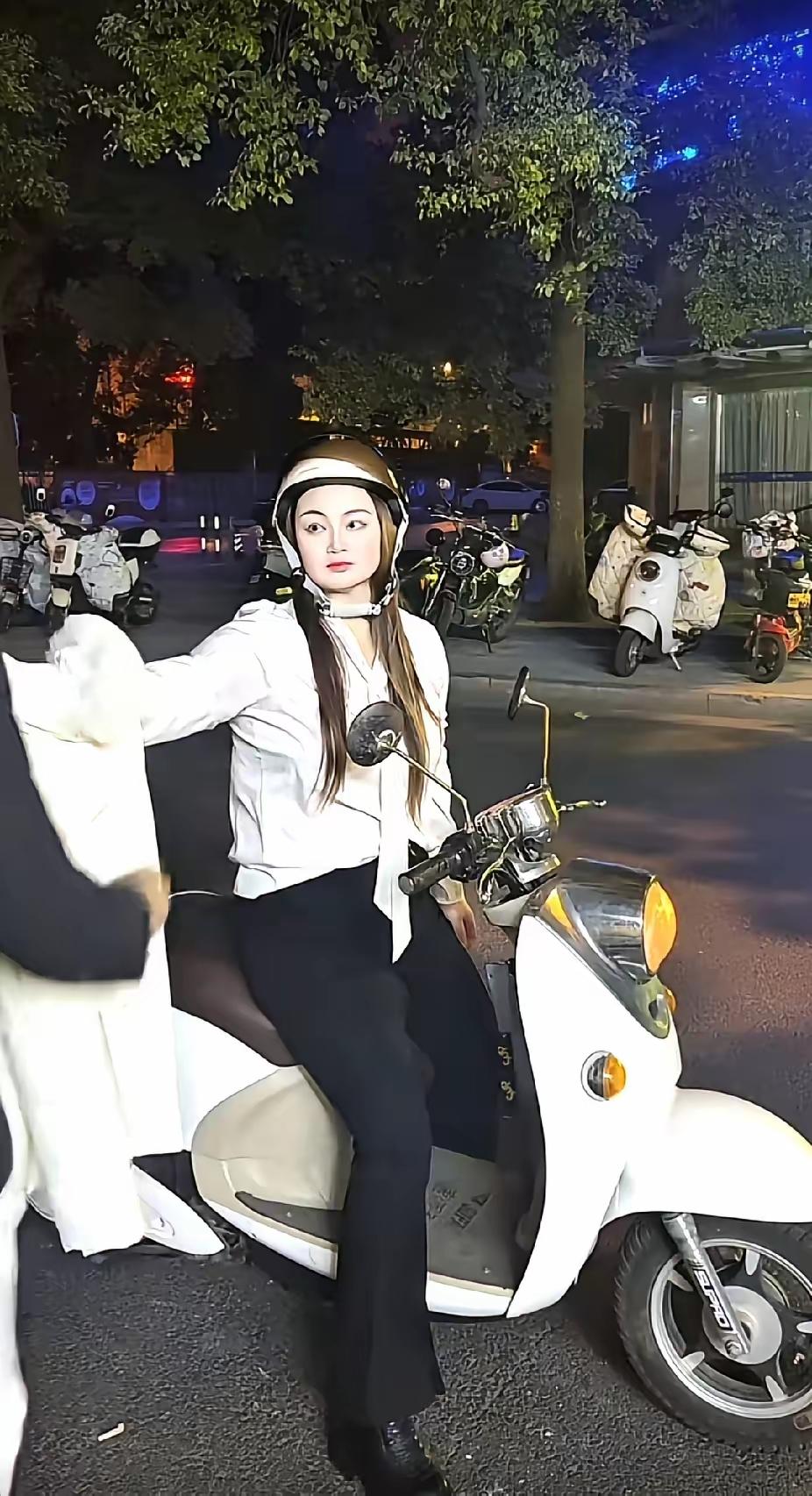 一名男子独自坐在路边生着闷气，老婆突然骑着电动车过来了，接下来的一幕，让人看着感