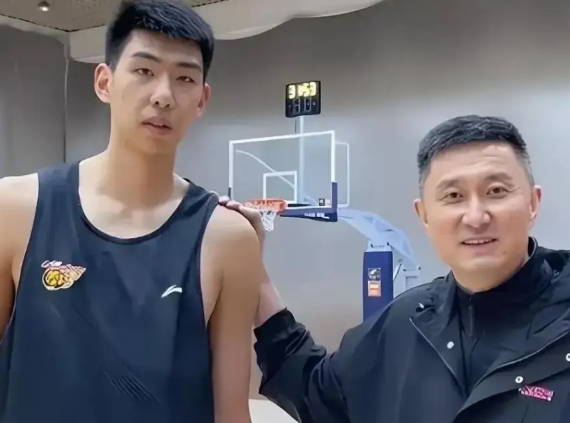 广东宏远男篮未来主教练的最佳人选方面，朱芳雨总经理和老板得有新的思路才行，球队需