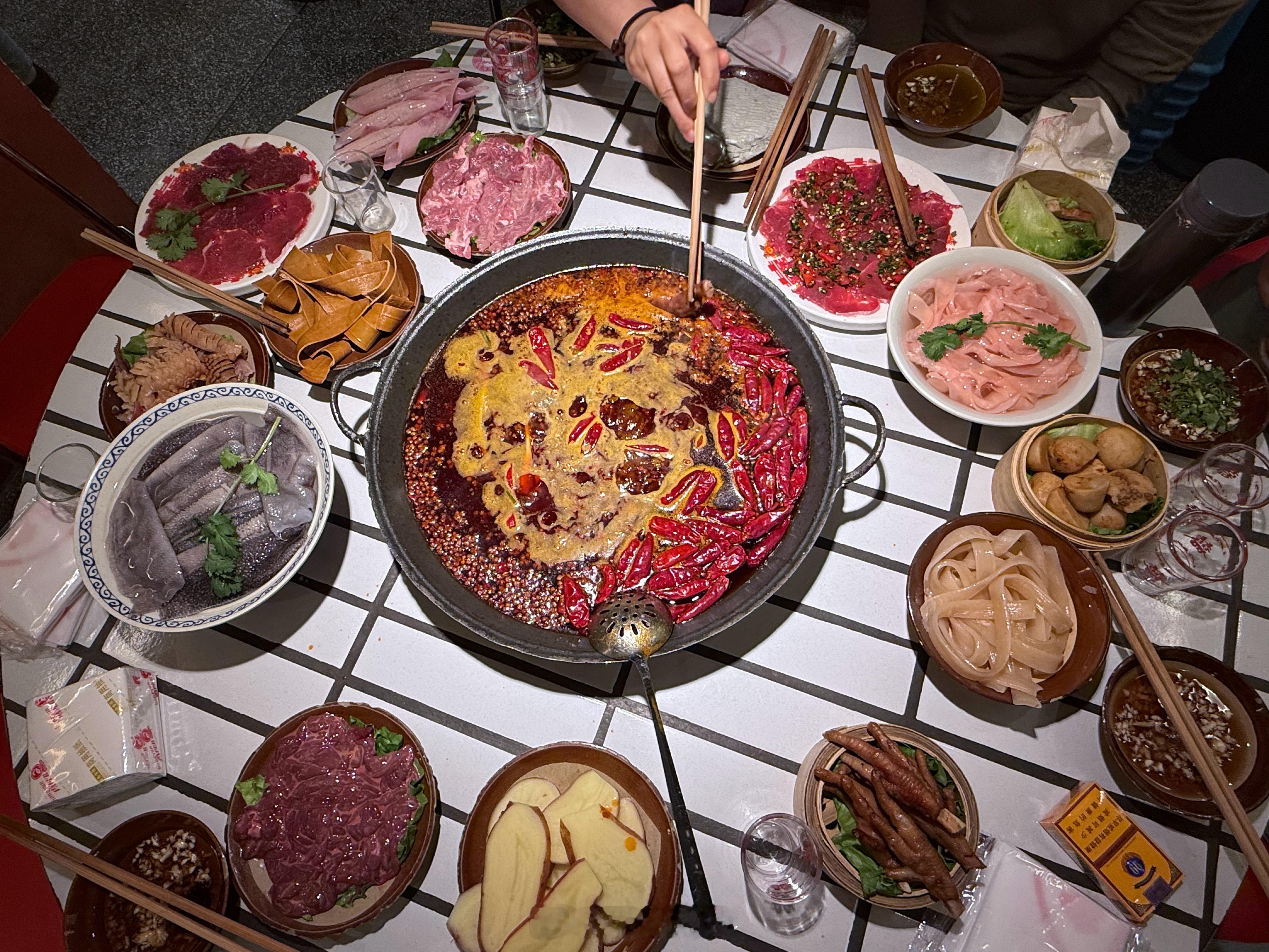 一群老哥们喝酒，一哥们讨论的话题是“给老婆交作业越来越少”，其他老哥一脸无辜“我