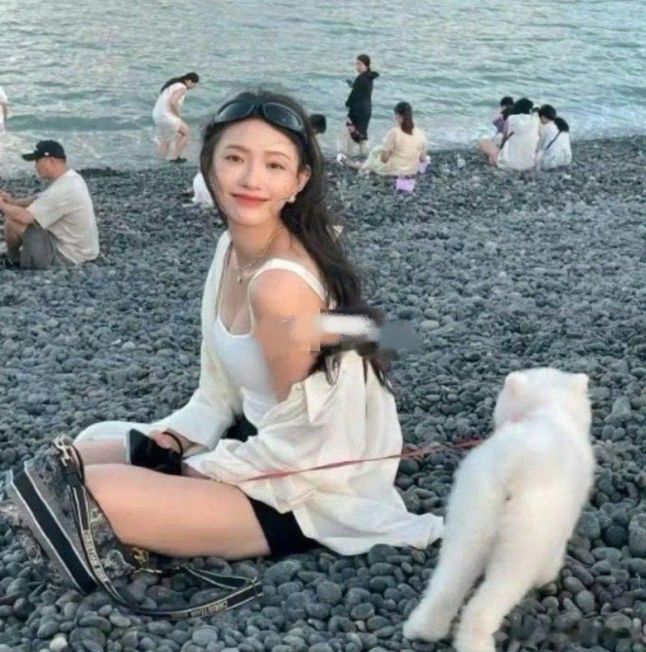 林允去海边玩居然没有路人认出来，那两个男生也不去要个签名​​​
