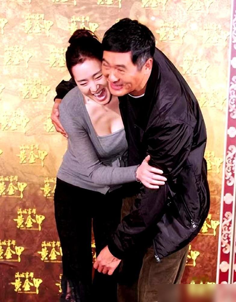 当年《黄金甲》宣传，周润发一把搂住巩俐，张艺谋嘴角僵了半秒。那点小尴尬，被后来4