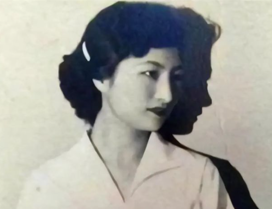 1949年，陕西一老农贪图便宜，娶了一个不要彩礼的老婆，还生了8个孩子，30年后