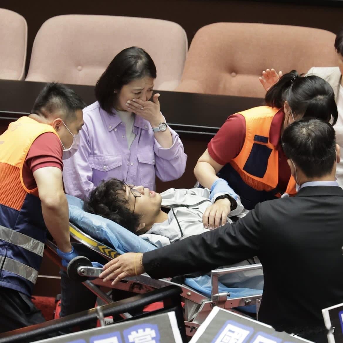 民进党立委吴思瑶今（17日）晚间在脸书发文妄称，两年前的今天，为了阻挡蓝白强推立